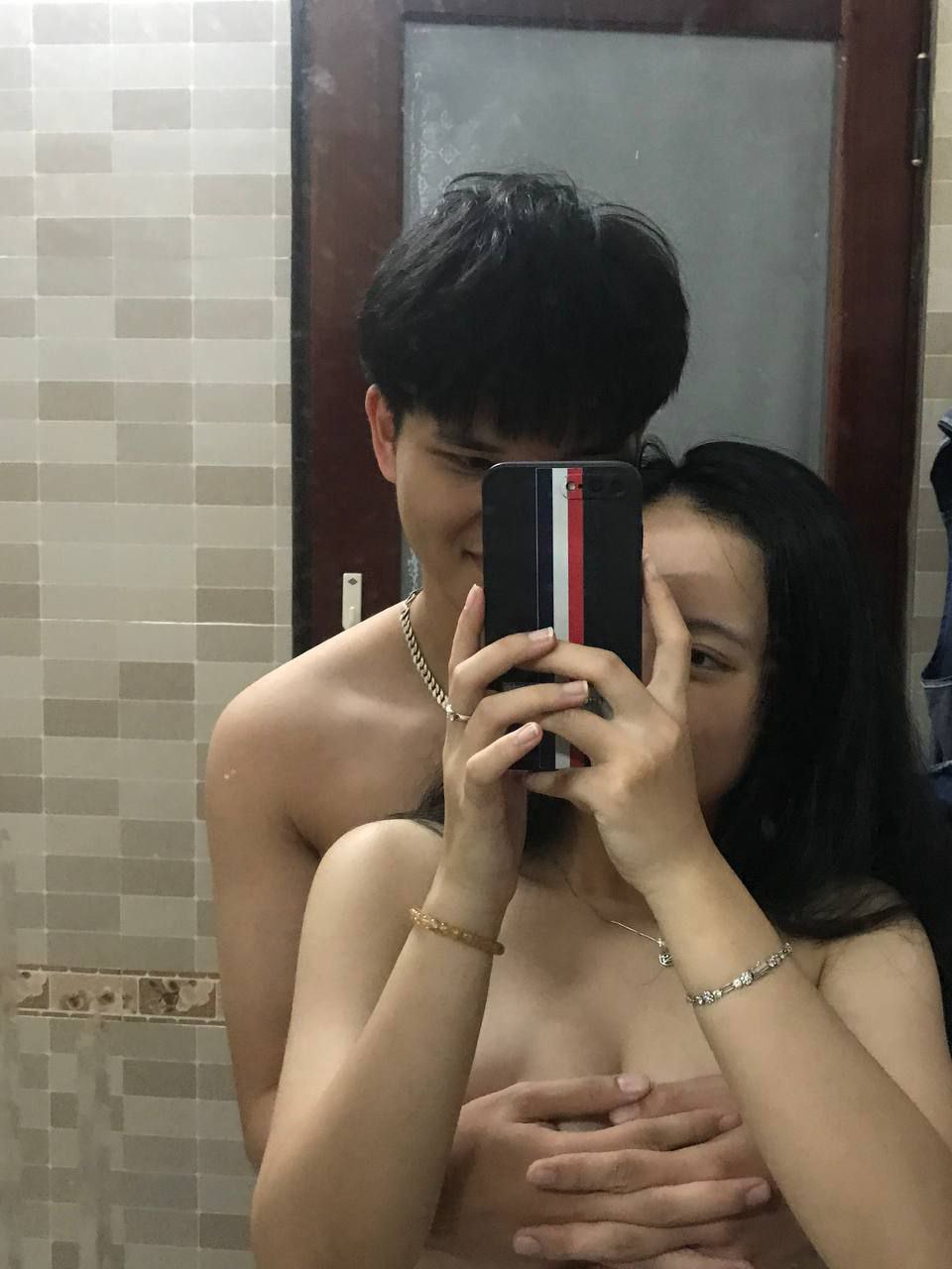 Đối thoại hài hước ở phần đầu của phong cách rượu vang và yoga mạnh mẽ và kích thích ở phần cuối (3 lượt thích và hơn 2000 bộ sưu tập) Sắp xếp yoga trên không